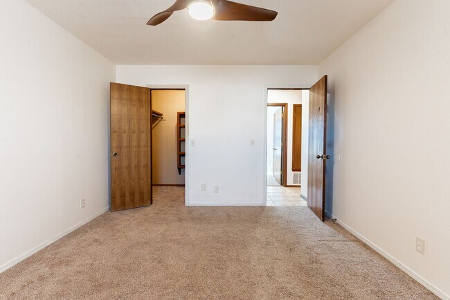 Building Photo - 5013 S Lions Ave