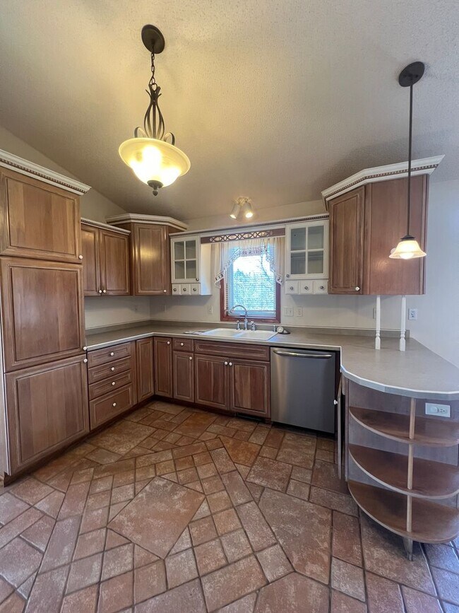 Building Photo - AVAILABLE NOW - 4 Bed, 3.5 Bath Home in He...