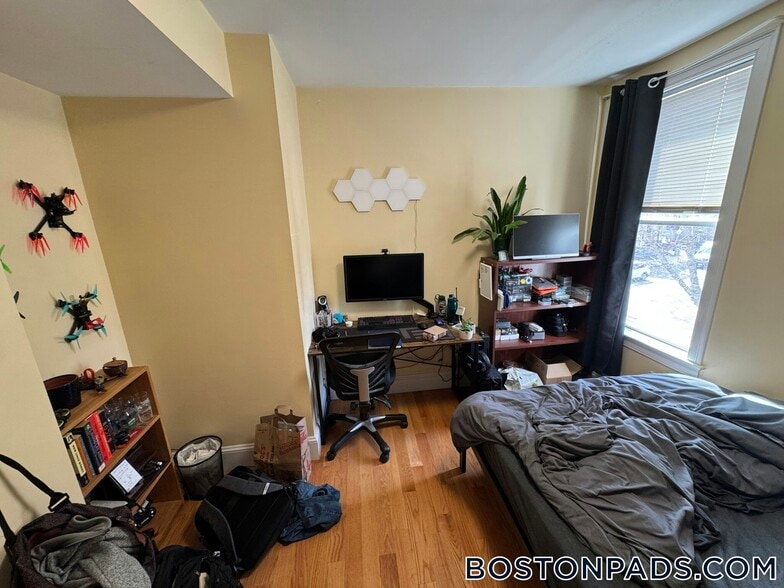 Building Photo - 183 River St