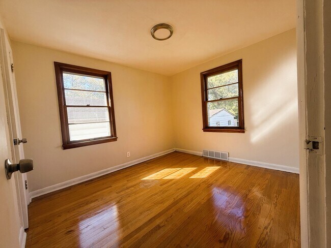 Building Photo - 2 bedroom Rental Home