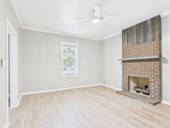 Building Photo - 112 W Hackberry St