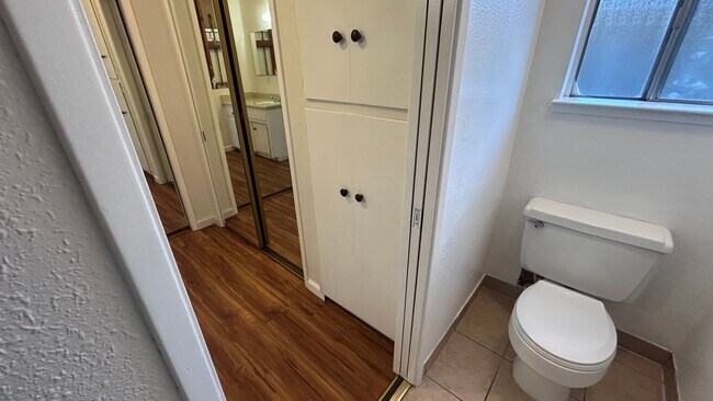 Building Photo - 1717 Briarwood Dr