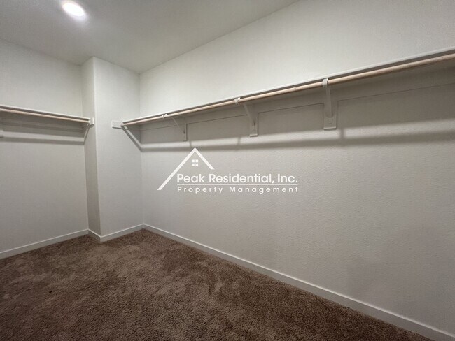 Building Photo - Updated Lincoln 4bd/2.5ba House With 2 Car...