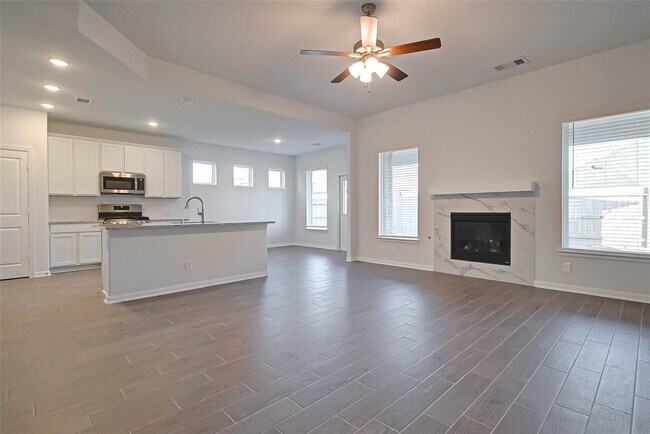 Building Photo - 939 Summer Vlg Wy