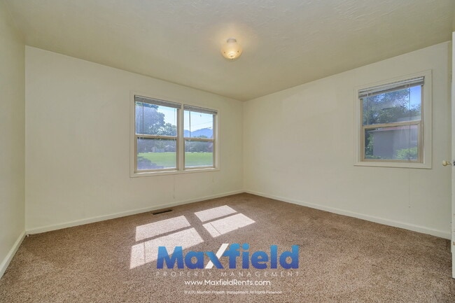 Building Photo - LEASE SPECIAL ! Sugarhouse Bungalow 2 BD 1 BA 1GA - 1500+ sq ft