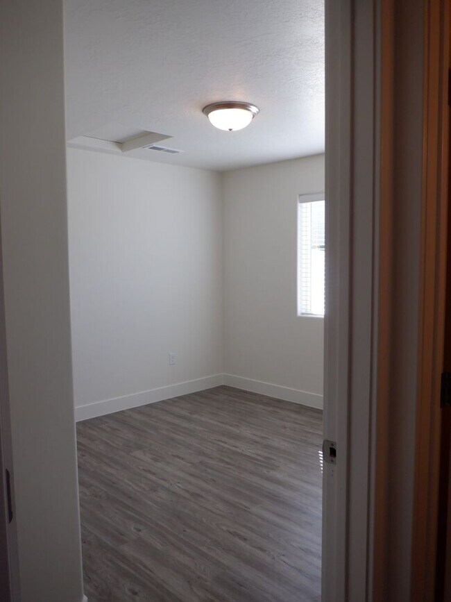 Building Photo - 3 bedroom- 2 bath Newer Construction