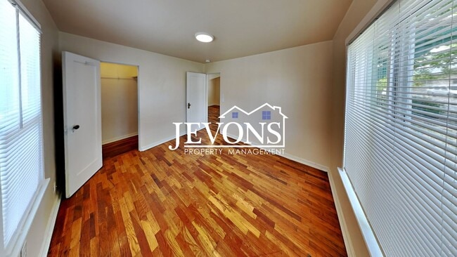 Building Photo - Step into your new residence, a charming s...