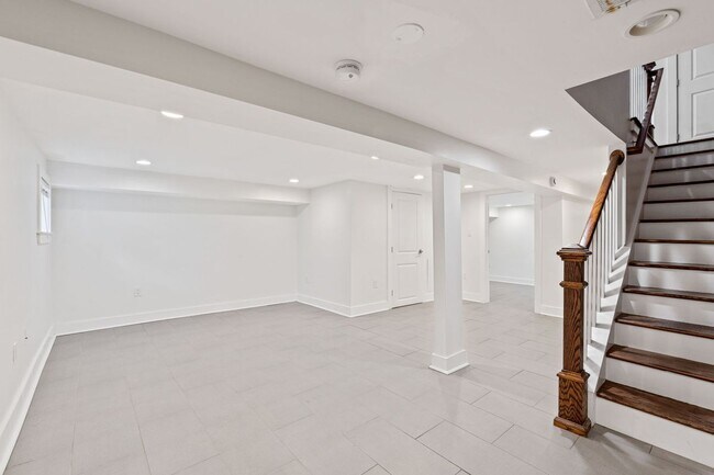 Building Photo - 1110 Orren St NE