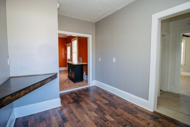 Building Photo - 3 Bedroom, 2 Bath Walking Distance to 5 Points, Close to USC - Available for the 2026-2027 School...