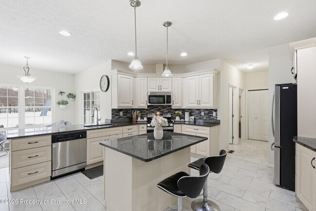 Building Photo - 124 Falcon Ln