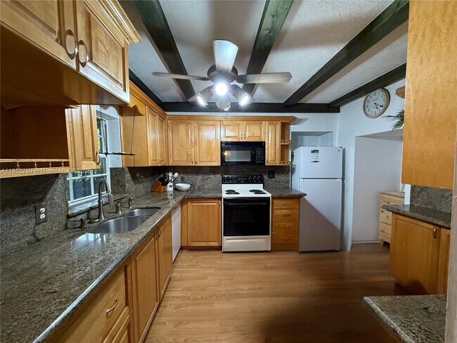 Building Photo - 3030 SW 57th Ave