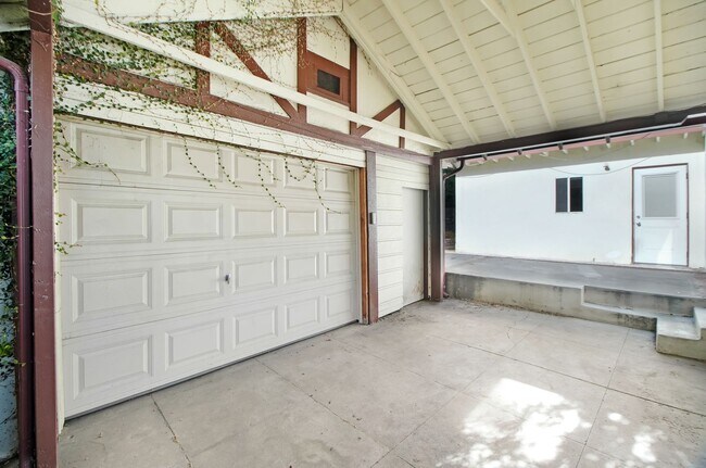 Building Photo - Beautiful Pet Friendly Home in Pasadena