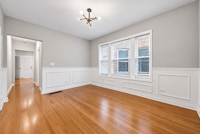 Building Photo - 5039 W Cullom Ave
