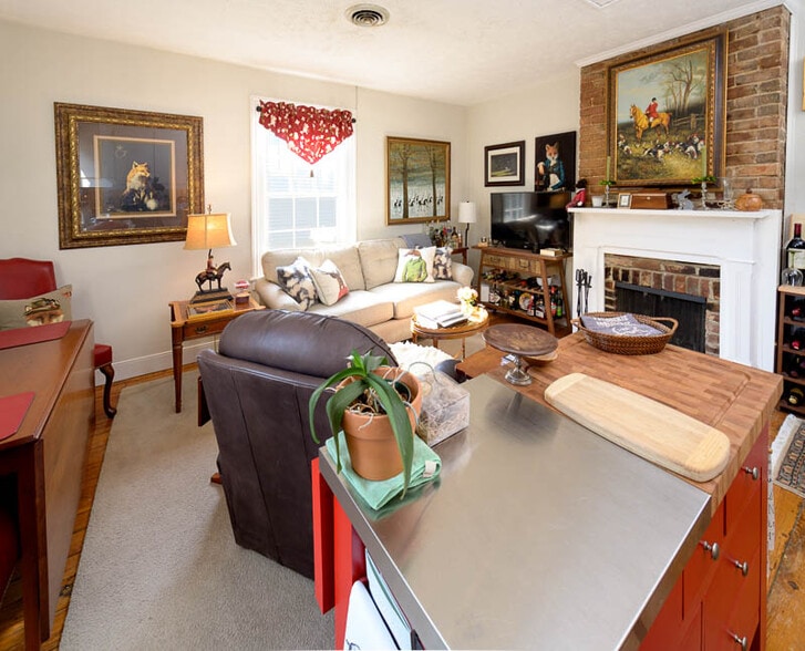 Building Photo - 214 W South St