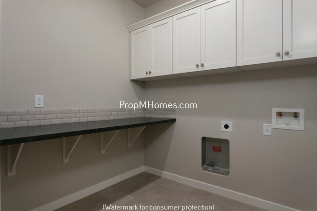 Building Photo - Beautiful Three Bedroom Row Home In Highly Desired Villebois Community!