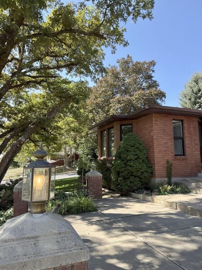 Building Photo - Spacious 5 Bedroom, 2 Bath Home with Moder...