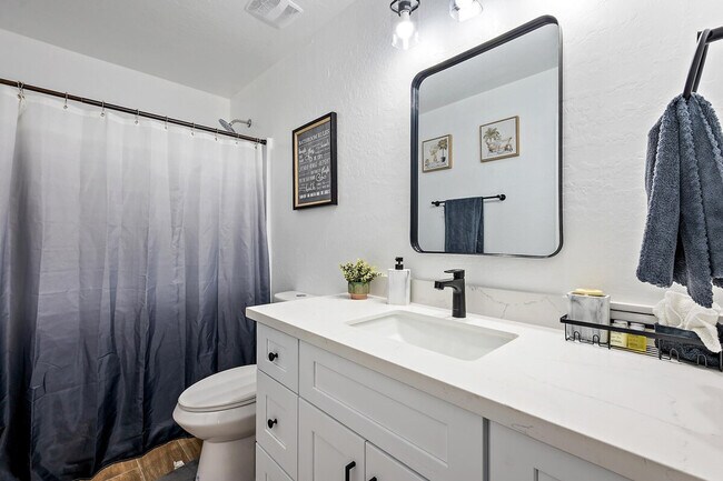 Building Photo - 1732 E Elwood St