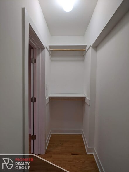Building Photo - 4409 N Wolcott Ave