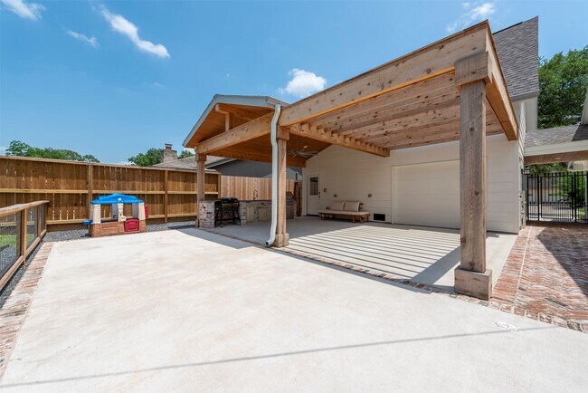 Building Photo - 2406 Blue Water Ln