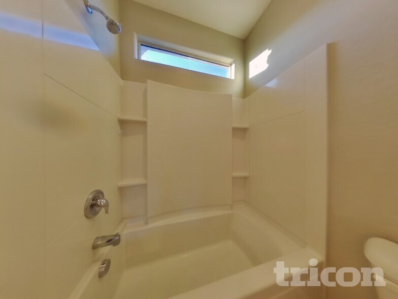 Building Photo - 14875 N 177th Ave