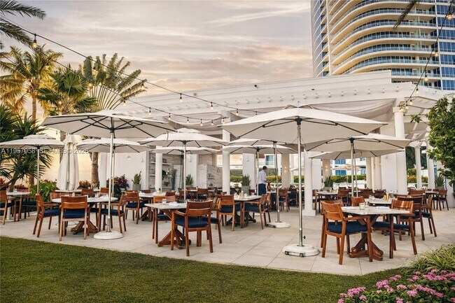 Building Photo - 100 South Pointe Dr