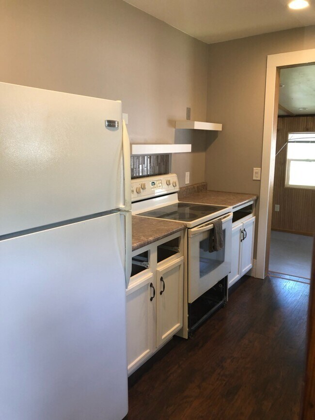 Building Photo - Charming 3 bedroom house close to McKennan and Downtown!