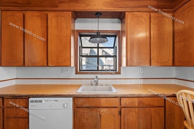 Building Photo - 4-bedroom 2-bathroom home located blocks from University of Portland- Pet Friendly!