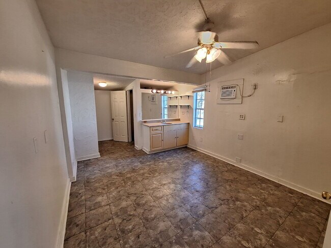 Building Photo - 3/2 Single Family Home available in Pt Charlotte