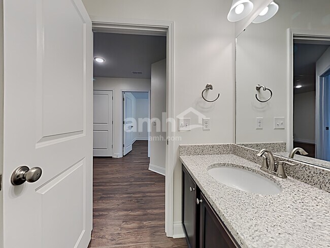 Building Photo - 605 W Lionel Rd