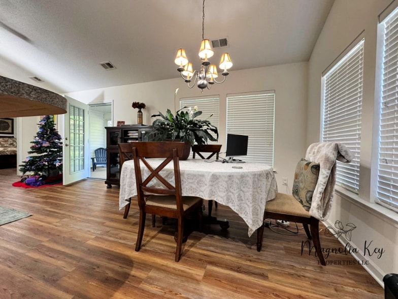 Building Photo - 765 Riverward Dr