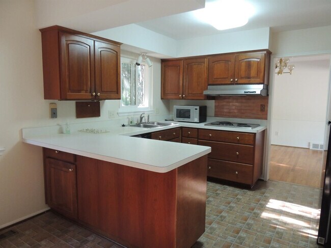 Building Photo - 2098 Yorktown Dr