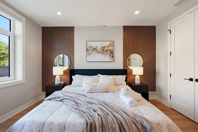 Building Photo - 2344 W Polk St