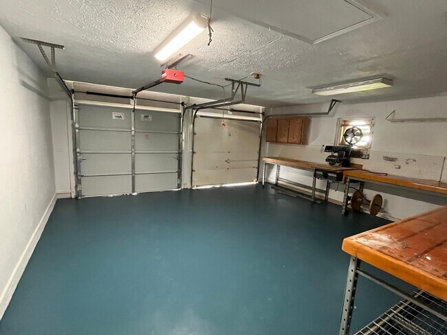 Building Photo - 2351 SE Maize St