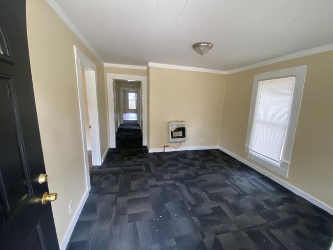 Building Photo - **ON HOLD**3 Bedroom / 2 Bathroom Home for...