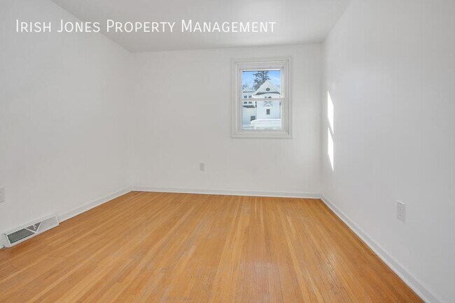 Building Photo - 208 Main St