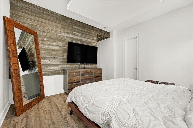 Building Photo - 1107 W 21st St