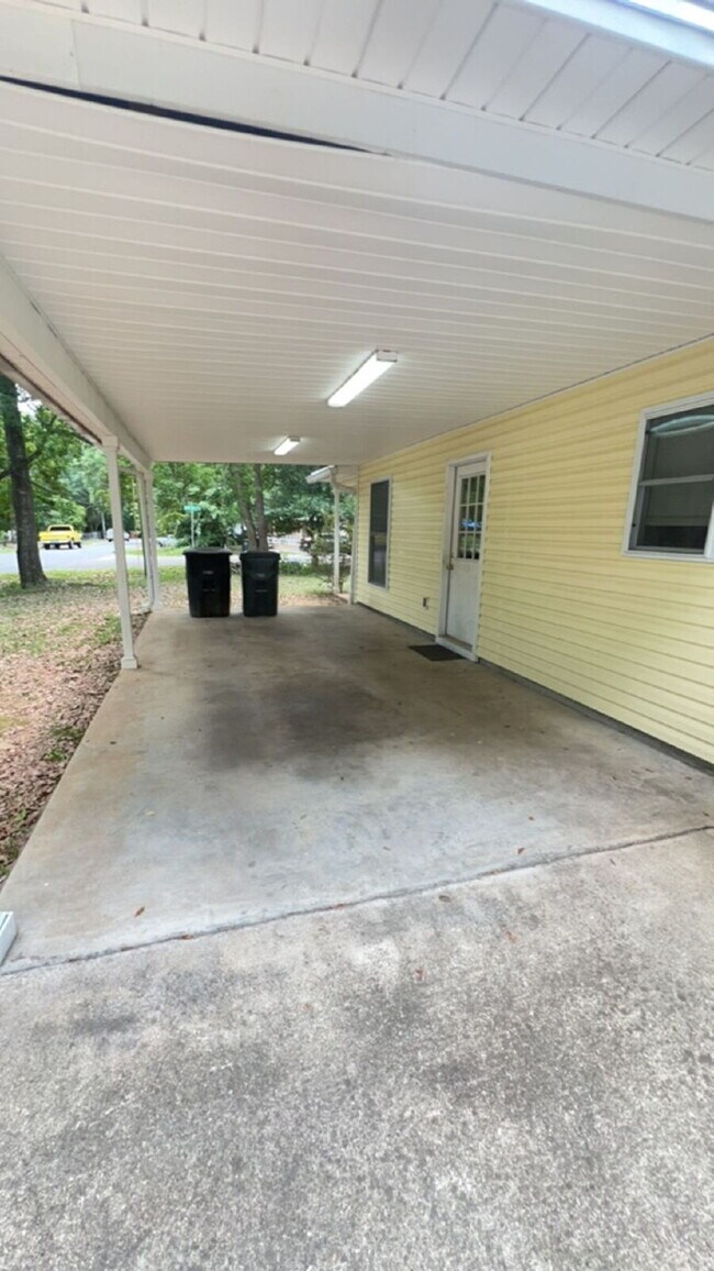 Building Photo - Spacious 3 Bedroom 2 Bath!