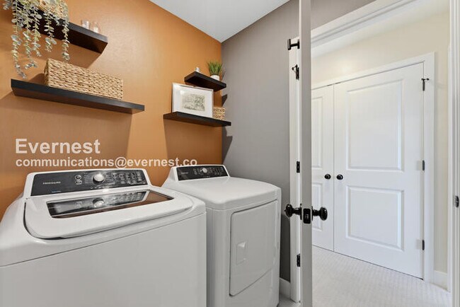 Building Photo - 4 Bed/3 Bath Townhome with Fenced Yard & Garage / Available Now!