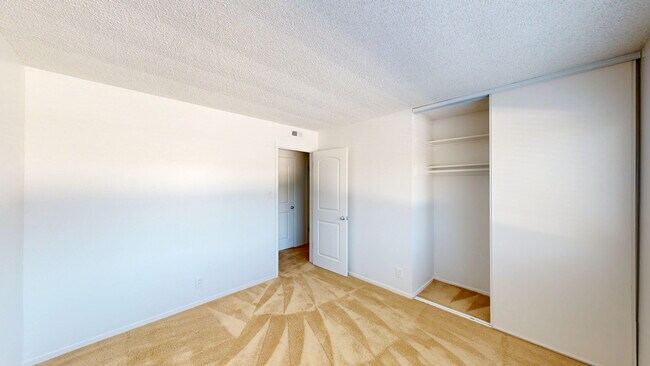 Building Photo - 827 Las Gallinas Ave