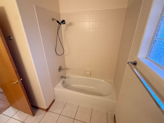 Building Photo - Beautiful 3-Level Corner Unit Townhouse with Garage