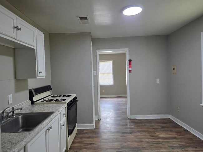 Building Photo - 4047 Chelsea Ave