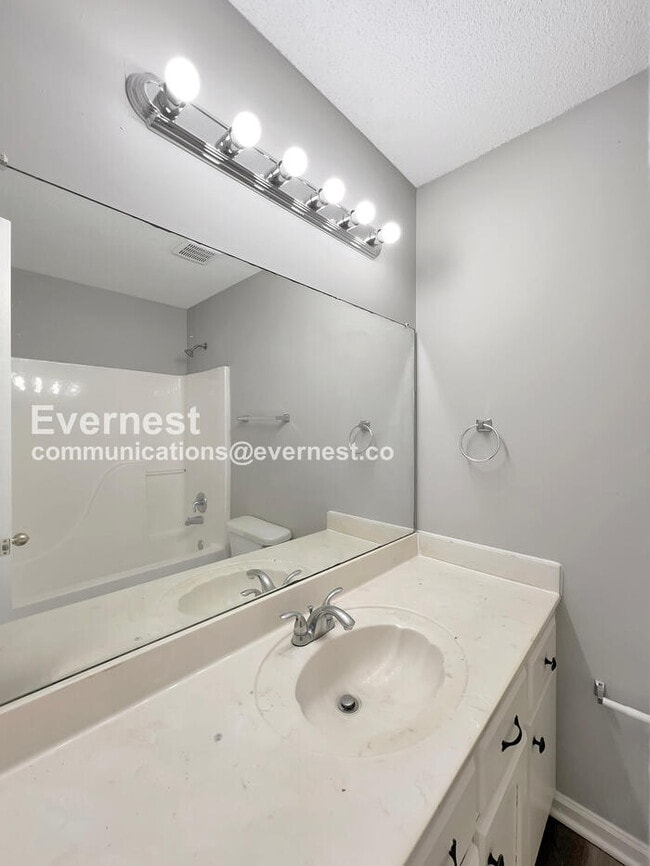 Building Photo - Limited Time Special Offer / 2 Bed, 2 Bath Home with Off-Street Parking / Pet-Friendly / Availabl...