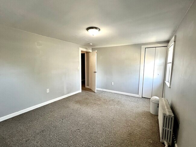 Building Photo - 572 Main St