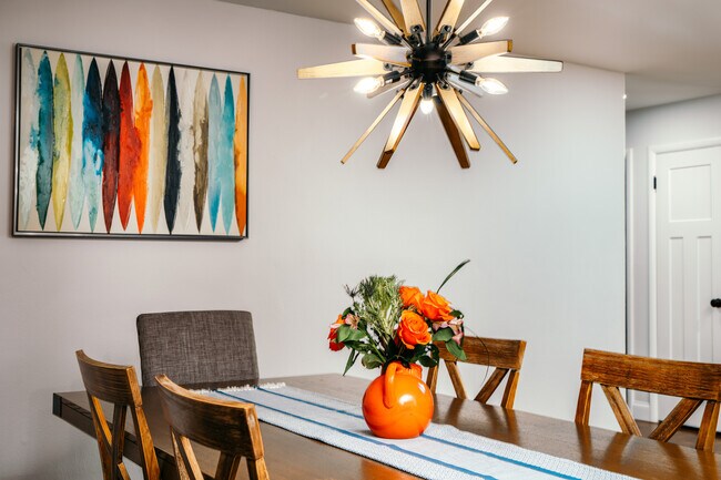 Building Photo - 1605 SE P St