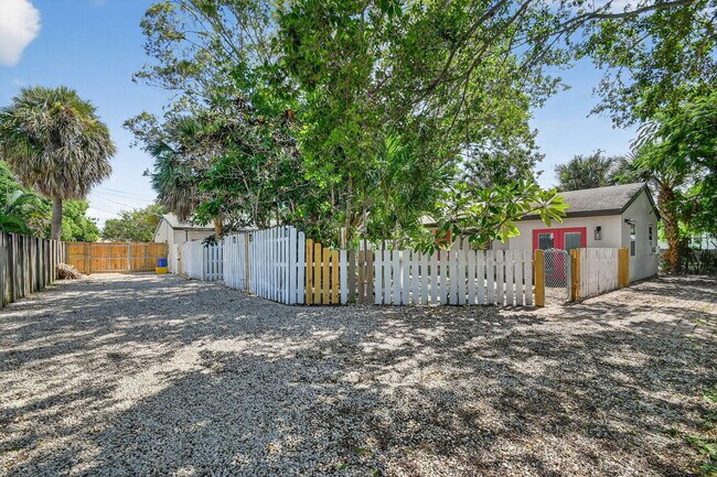 Building Photo - 5009 Spruce Ave