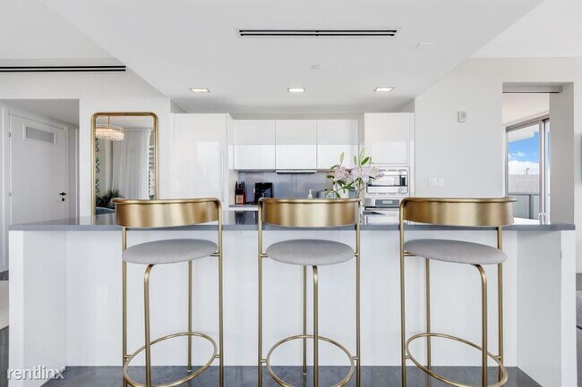 Building Photo - 220 21st St