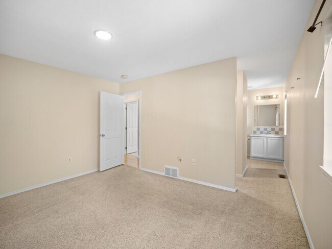 Building Photo - Spacious Home with Fenced Yard & Garage – ...