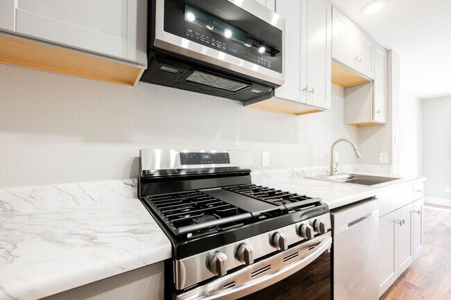 Building Photo - Fully Remodeled 3-Bedroom Townhome