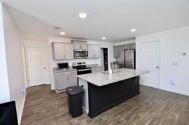 Building Photo - 2037 Elmridge Rd