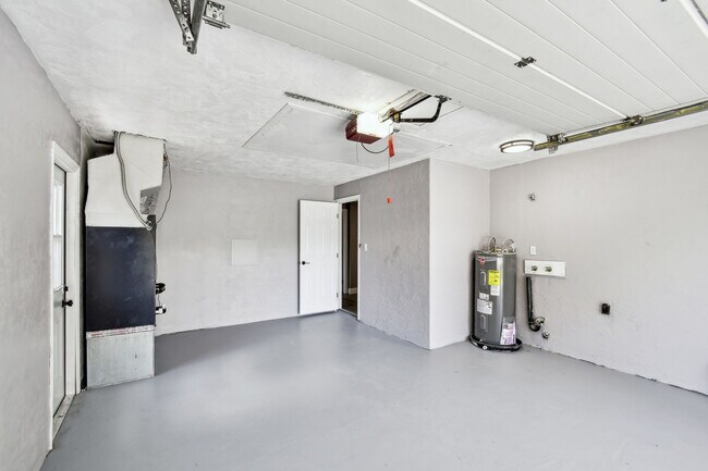 Building Photo - 528 Manor Dr